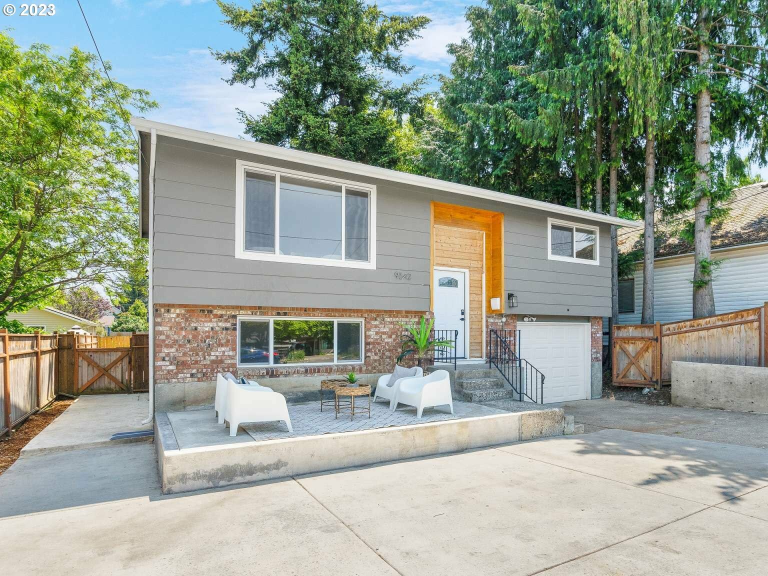 Property Photo: 9542 N Calhoun Ave OR 97203