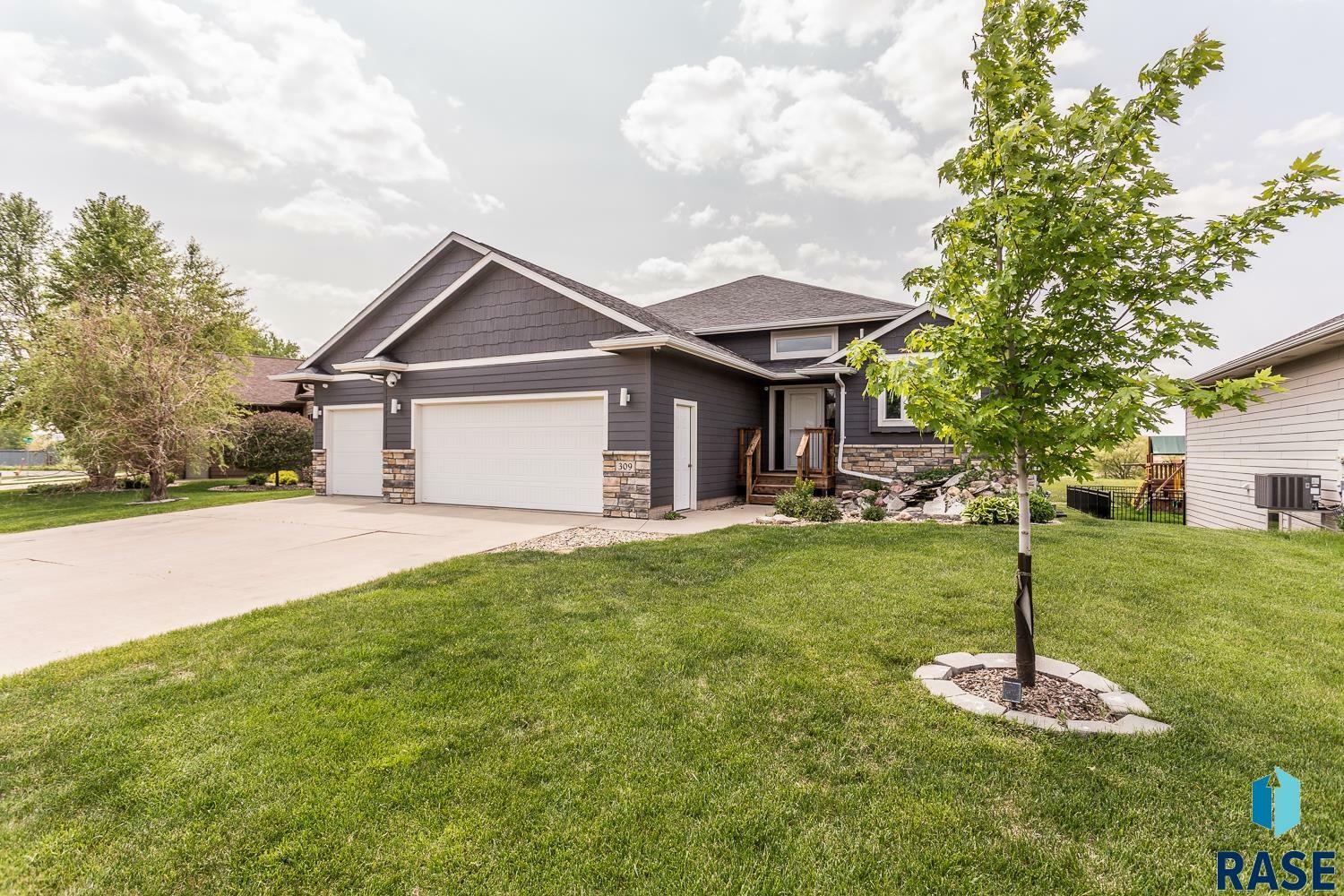 Property Photo: 309 S Golden Willow Ave SD 57110-8829