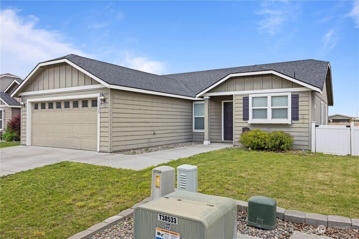 Property Photo:  1628 E Truman Drive  WA 98837 