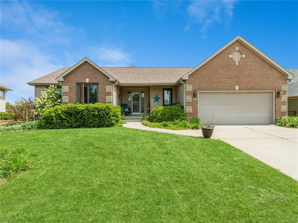 Property Photo:  307 Northpark Boulevard  IA 50124 