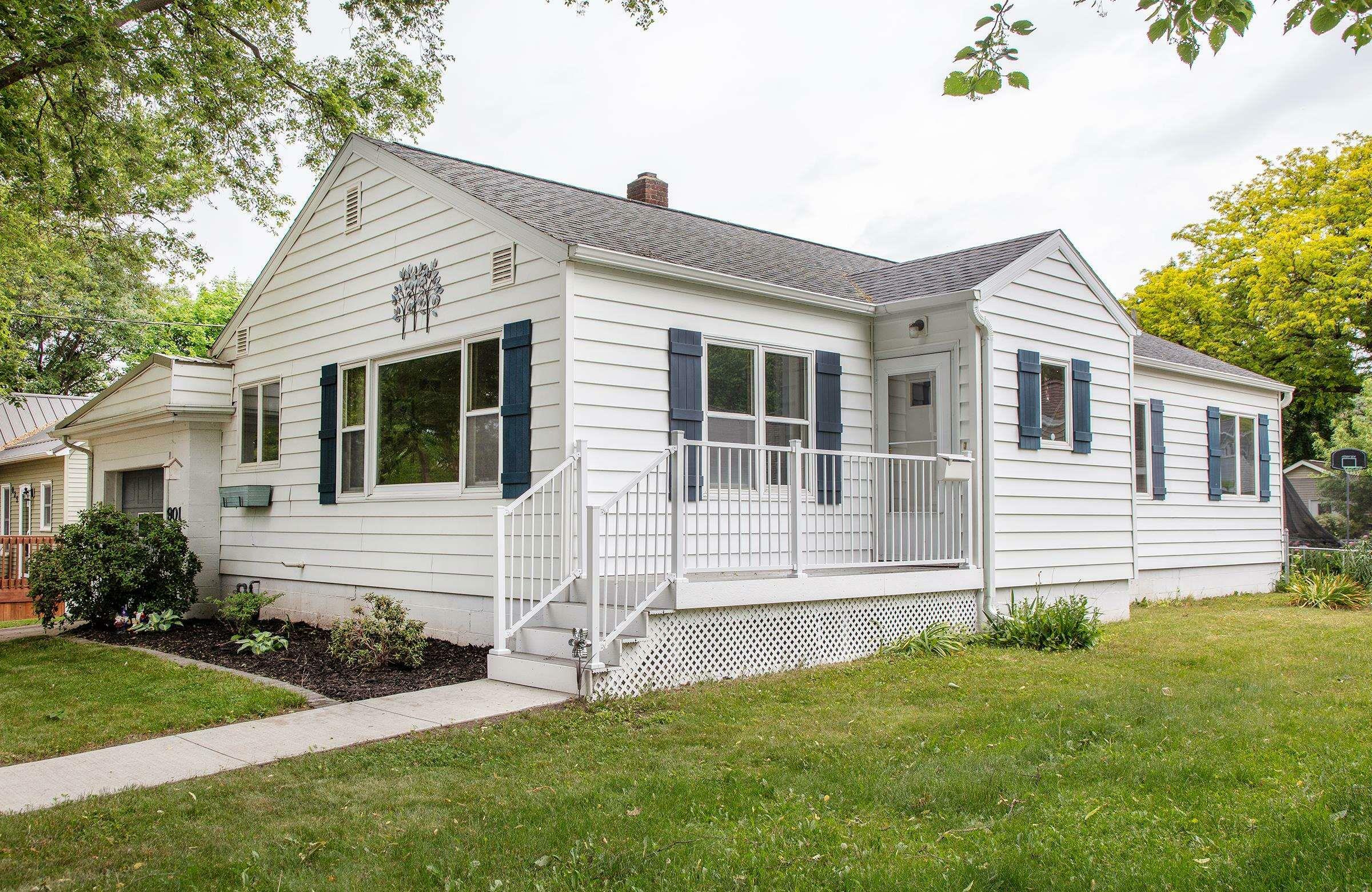 Property Photo:  901 SE 1st Avenue  IA 50677 