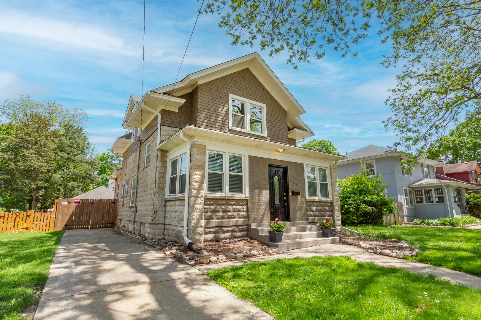 Property Photo:  915 Cedar Avenue  IL 60120 