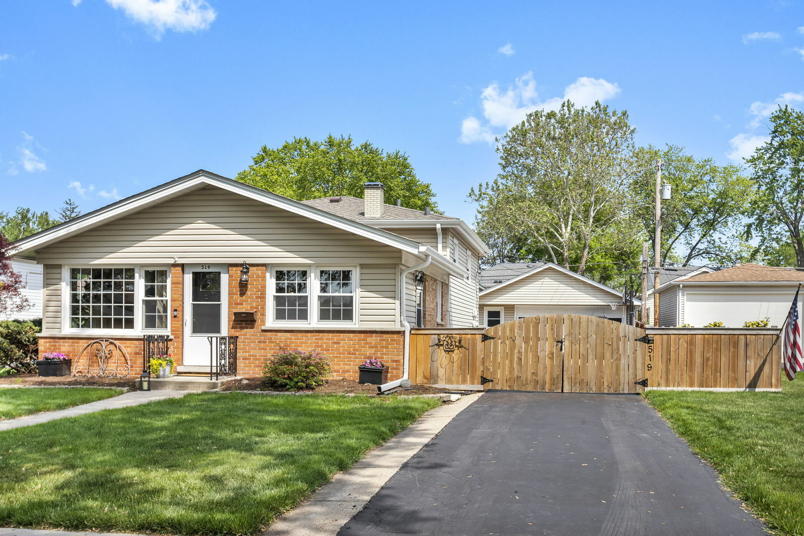 Property Photo: 519 N Stewart Avenue IL 60148