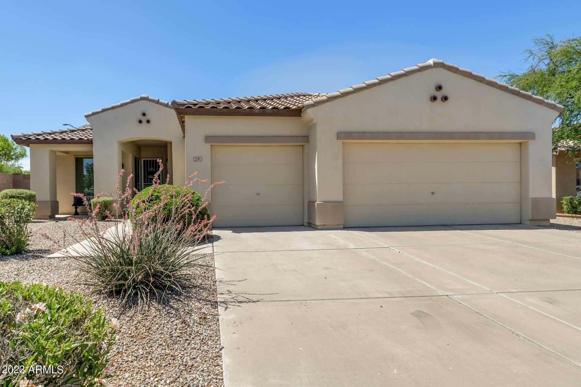 Property Photo:  2591 E Toledo Court  AZ 85295 