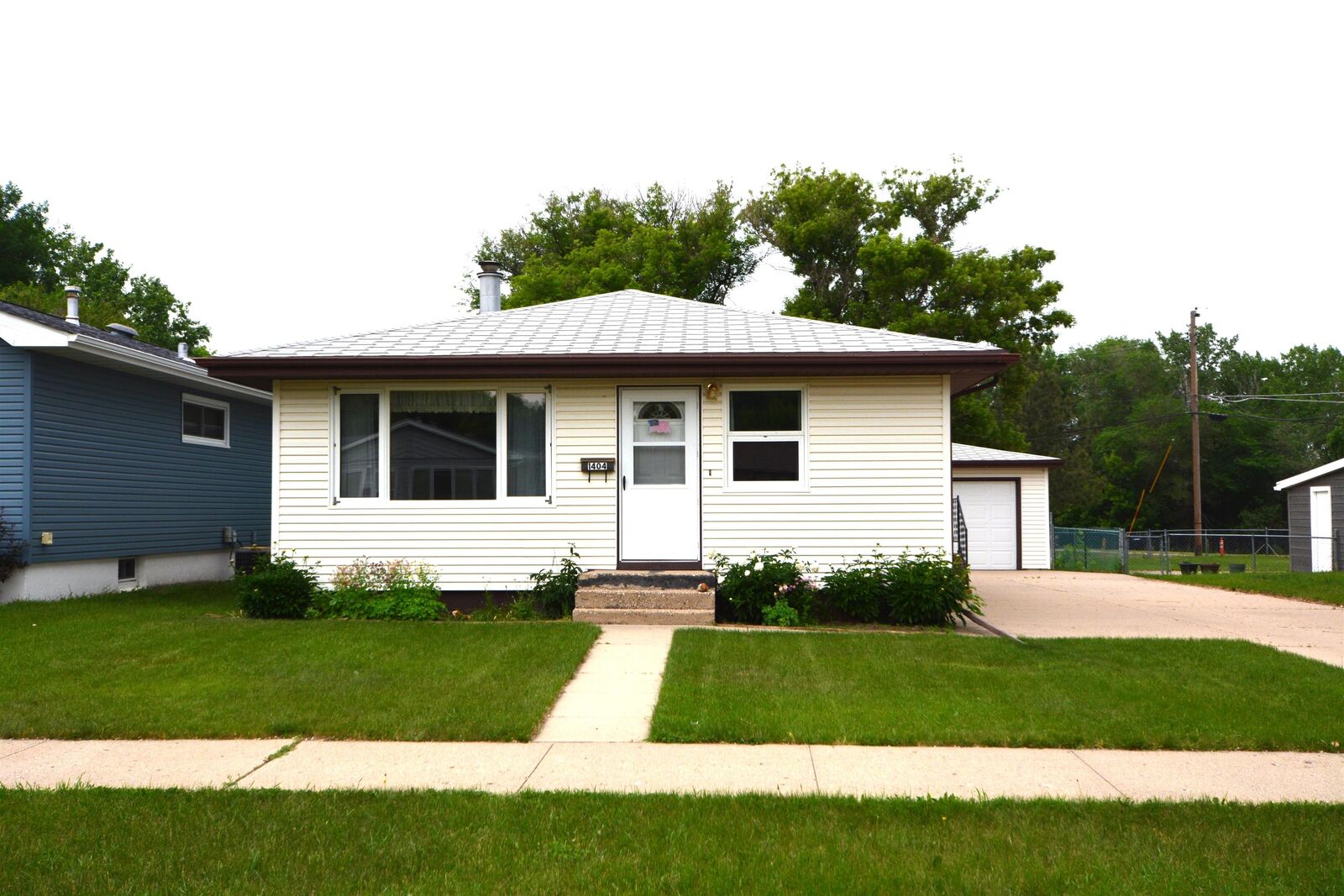 Property Photo: 1404 7th St SW ND 58701