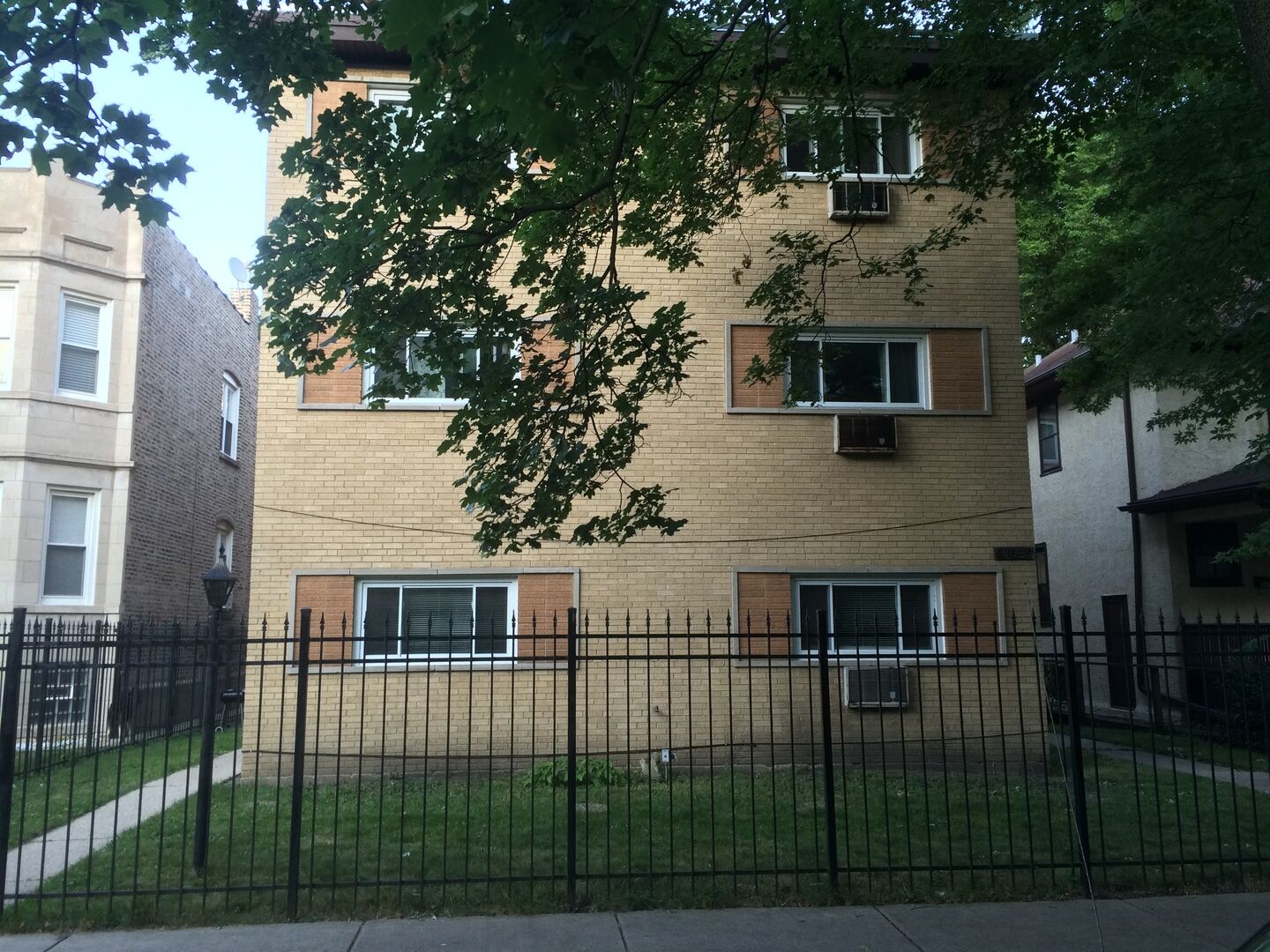 Property Photo:  6819 N Wayne Avenue 2  IL 60626 