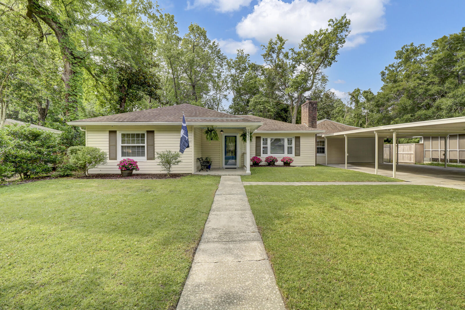 Property Photo:  1331 S Sherwood Drive  SC 29407 
