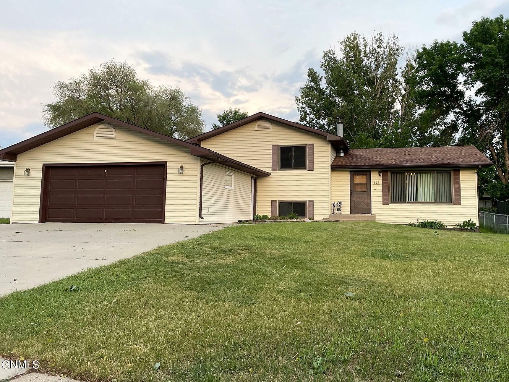 Property Photo:  824 Bryan Trail  ND 58554 