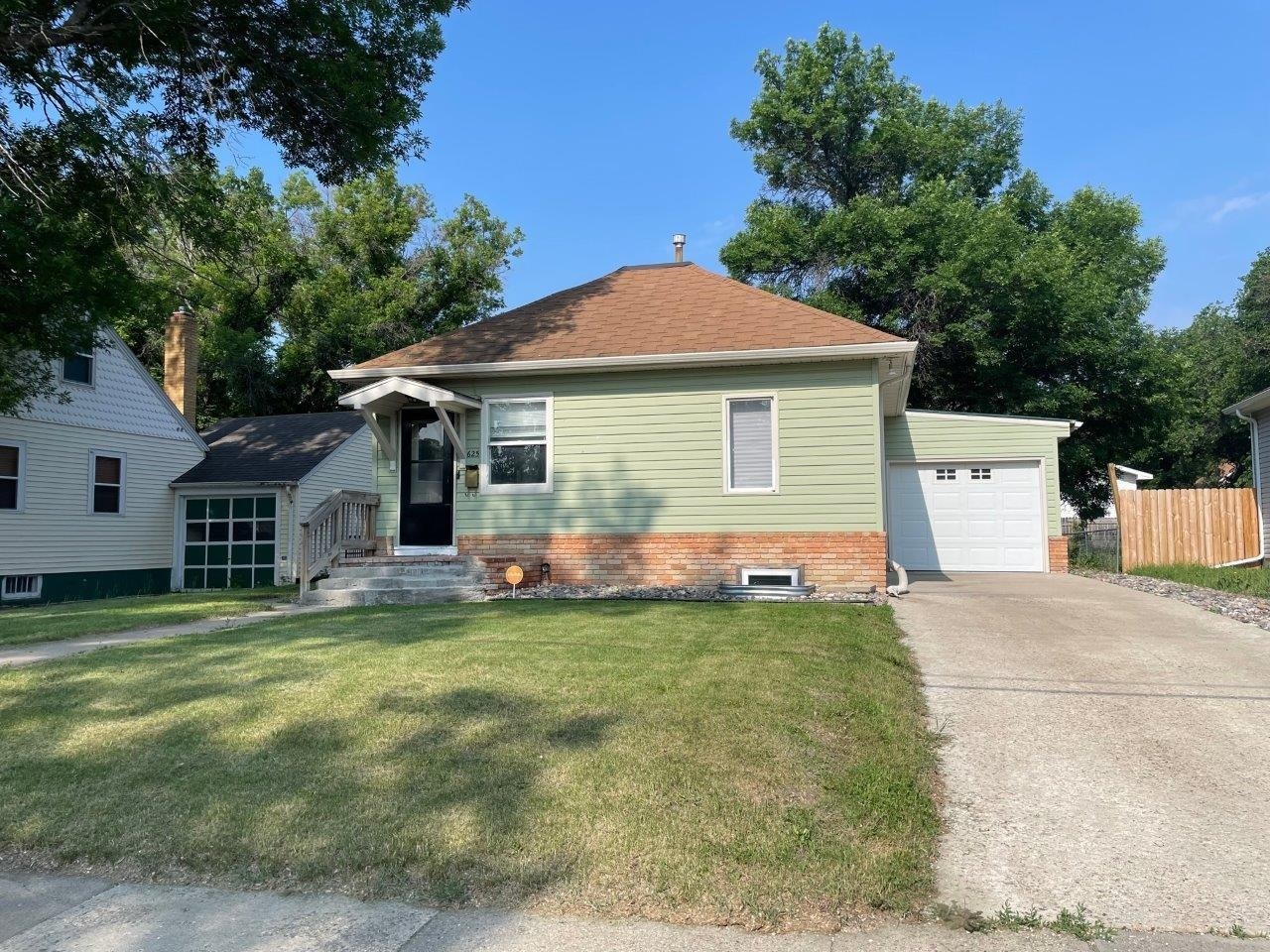 Property Photo: 625 10th St NE ND 58703