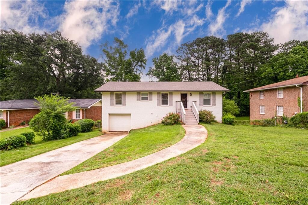 Property Photo: 2200 Rollingview Drive GA 30032
