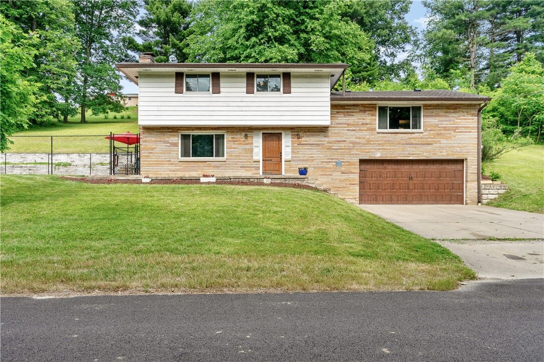 Property Photo: 10 Gomber Dr PA 15057