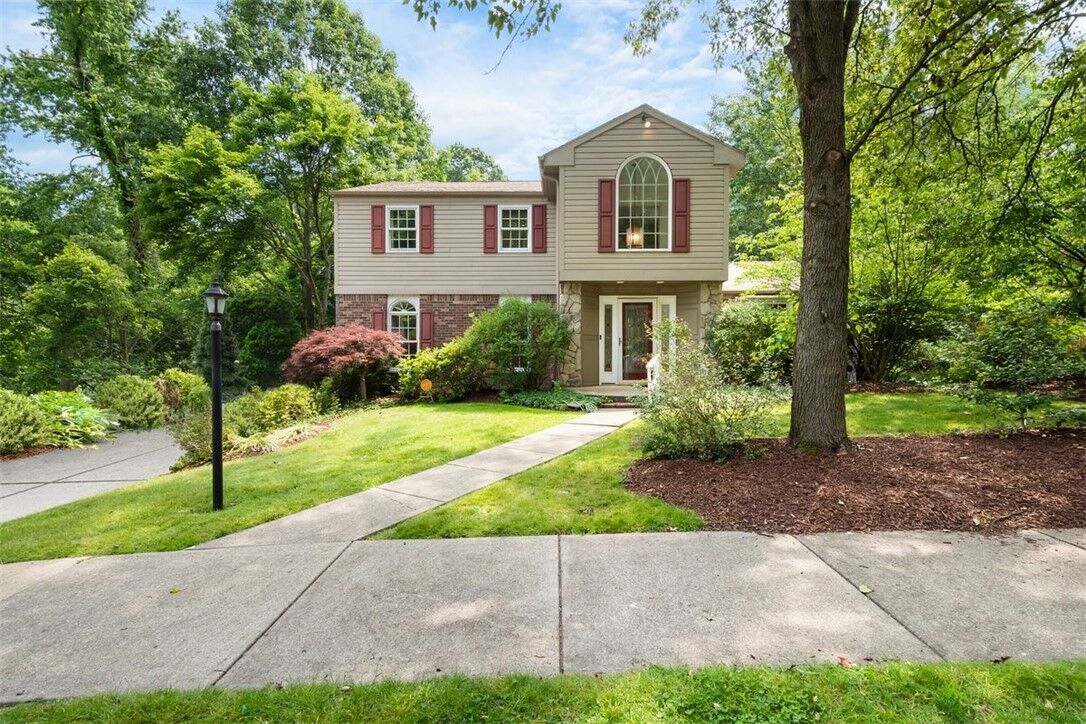 Property Photo:  127 Old Suffolk Rd  PA 15146 