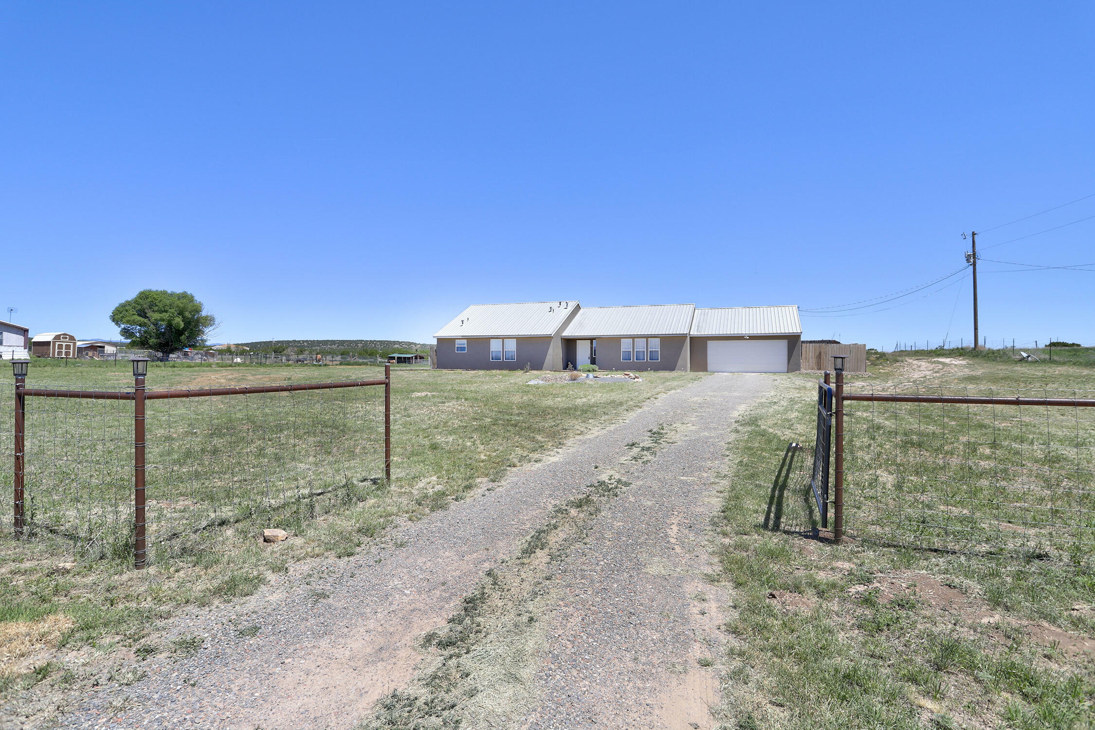Property Photo:  19 Silver Maple Road  NM 87035 