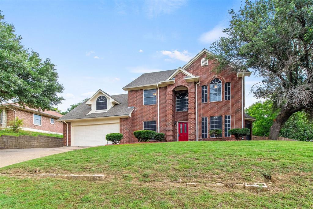 Property Photo: 1910 N Arbor Rose Drive TX 75050