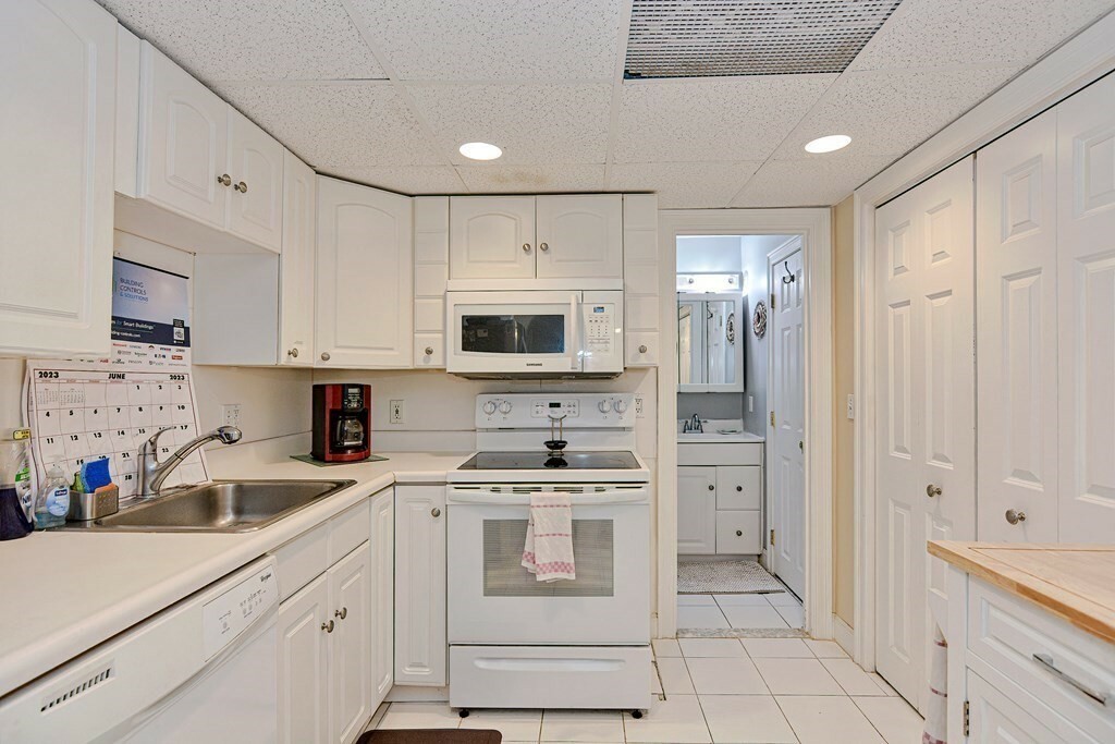 Property Photo:  17 Shadowbrook Ln 7  MA 01757 