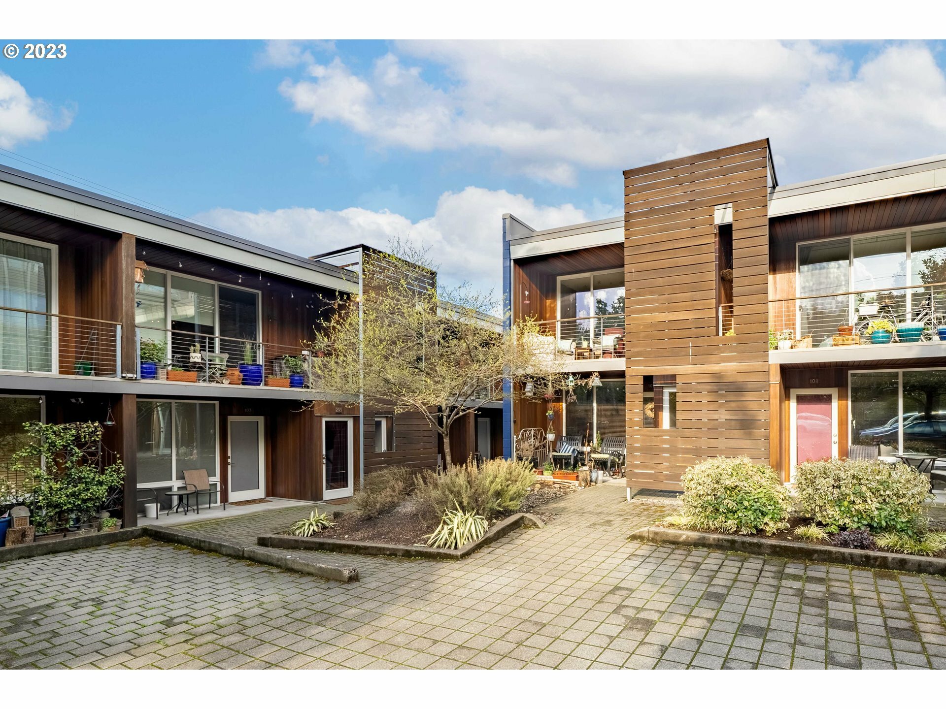 Property Photo: 722 NW 24th Ave 205 OR 97210