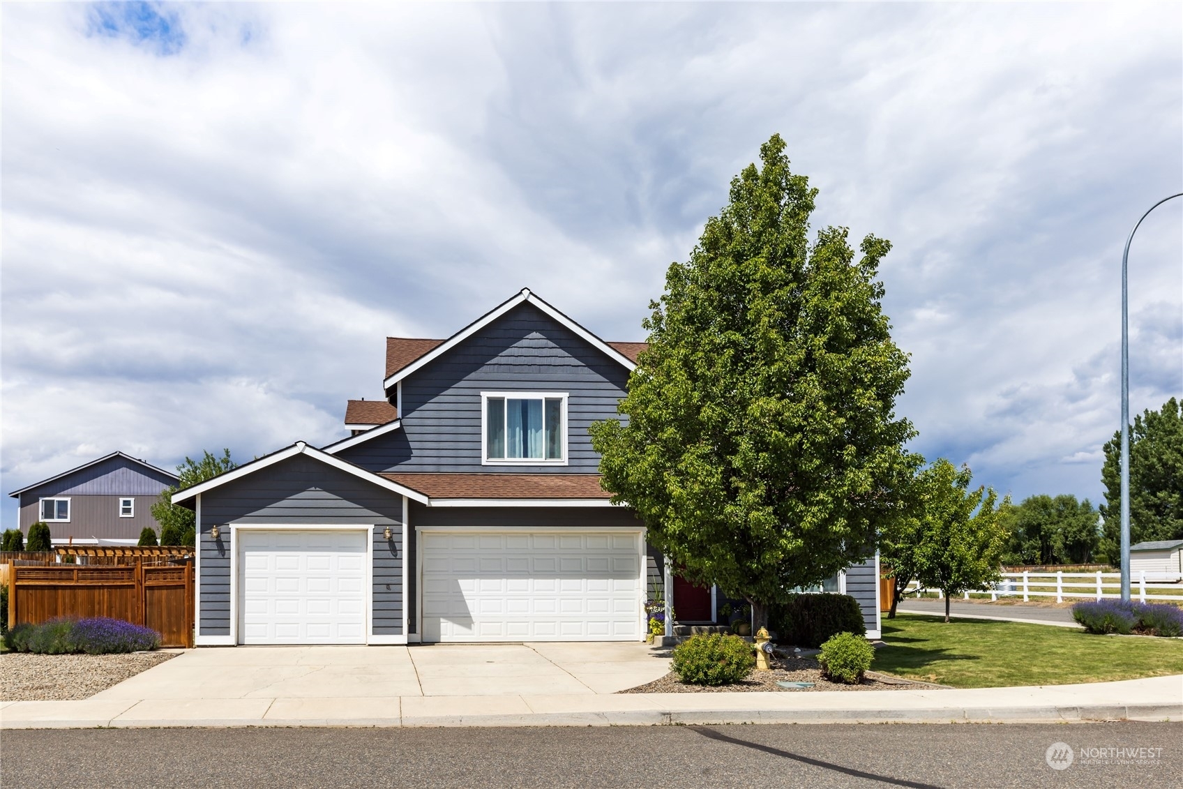 Property Photo:  1707 E Plumridge Avenue  WA 98926 