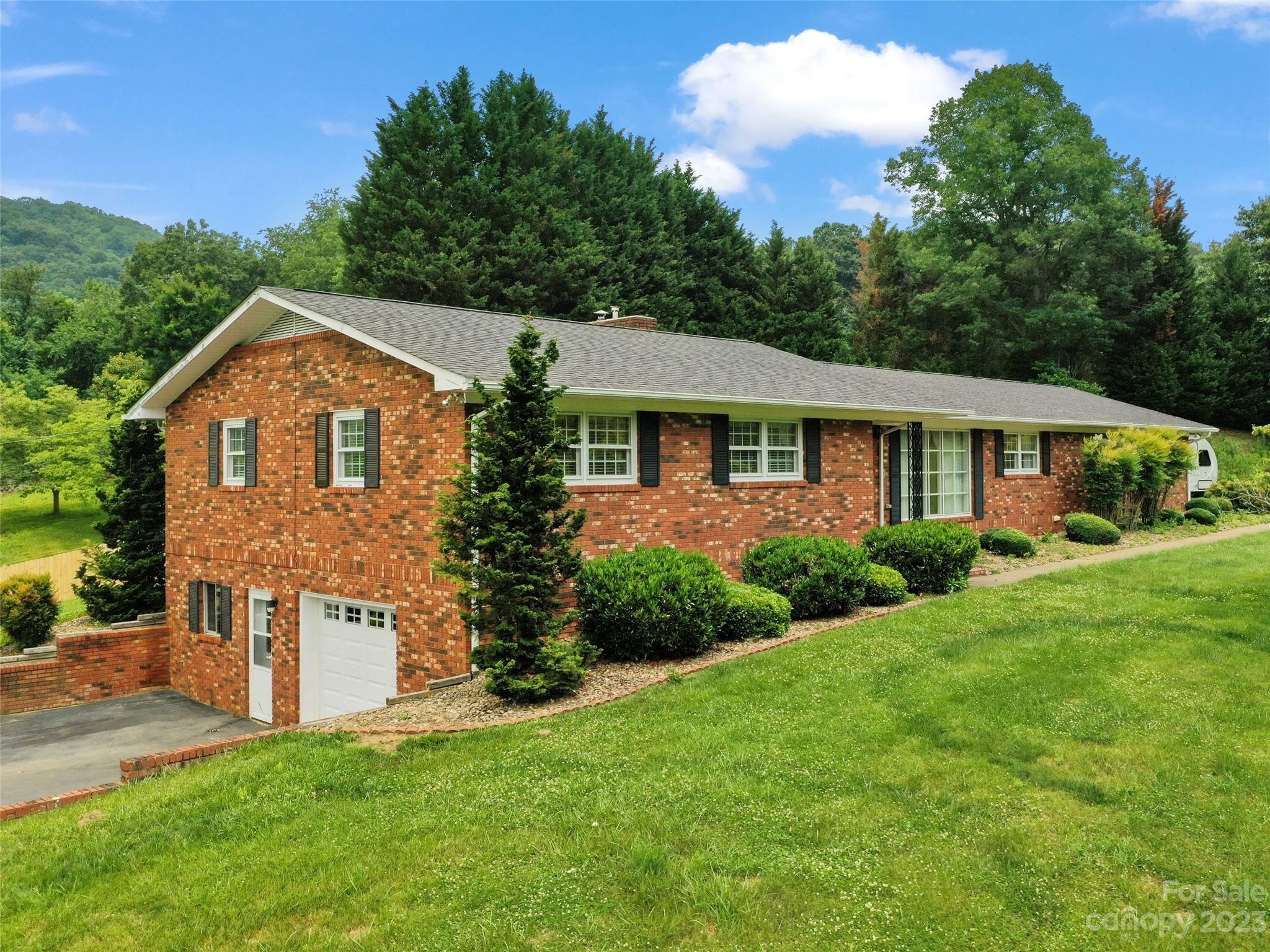 Property Photo:  428 Ivy Hill Drive  NC 28785 