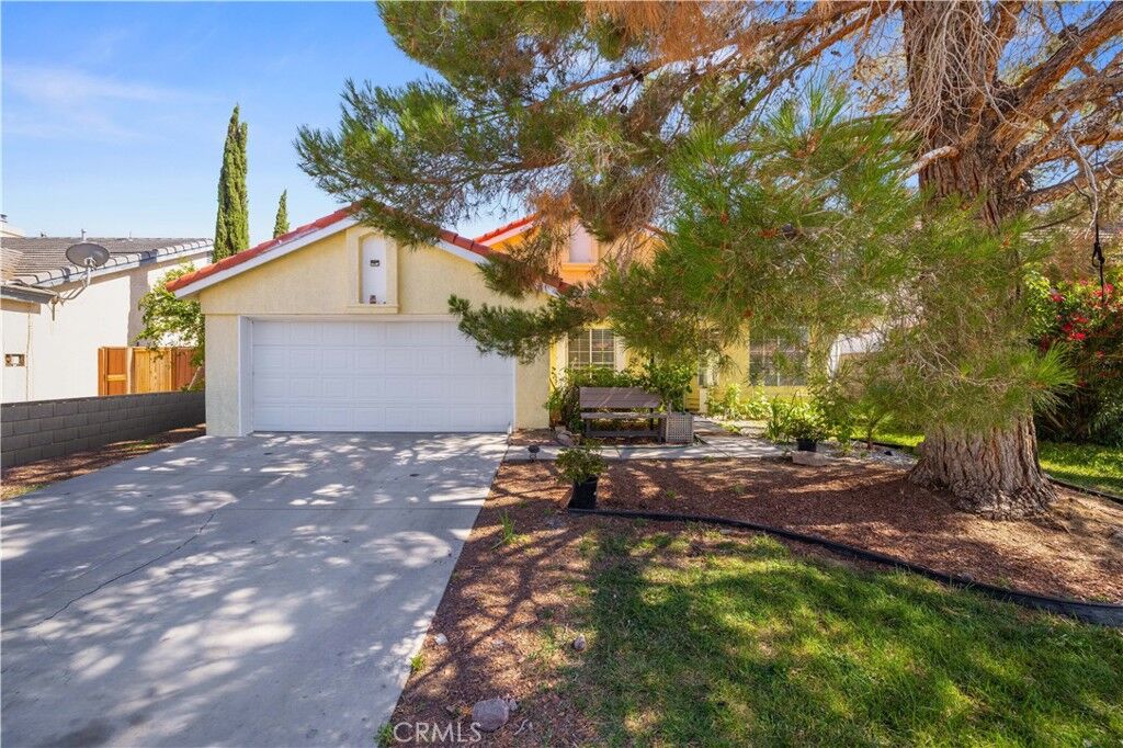 Property Photo: 1116 Cloverdale Court CA 93560