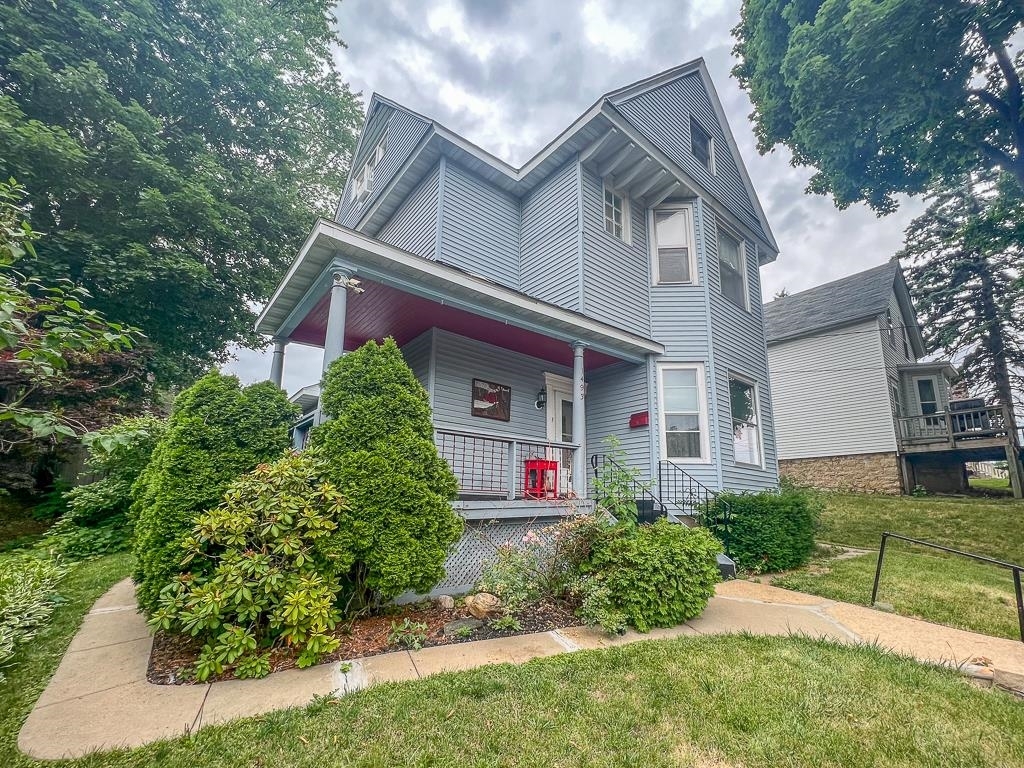 Property Photo:  1493 Cornell Street  IA 52001 