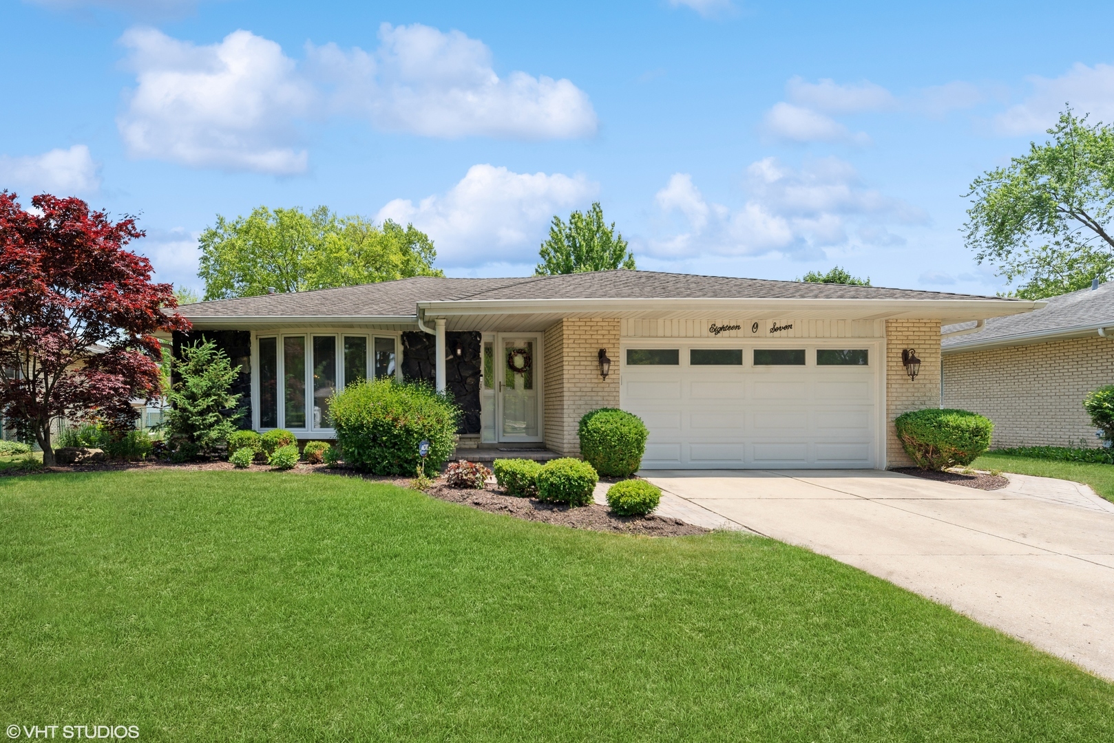 Property Photo:  1807 N Larch Drive  IL 60056 