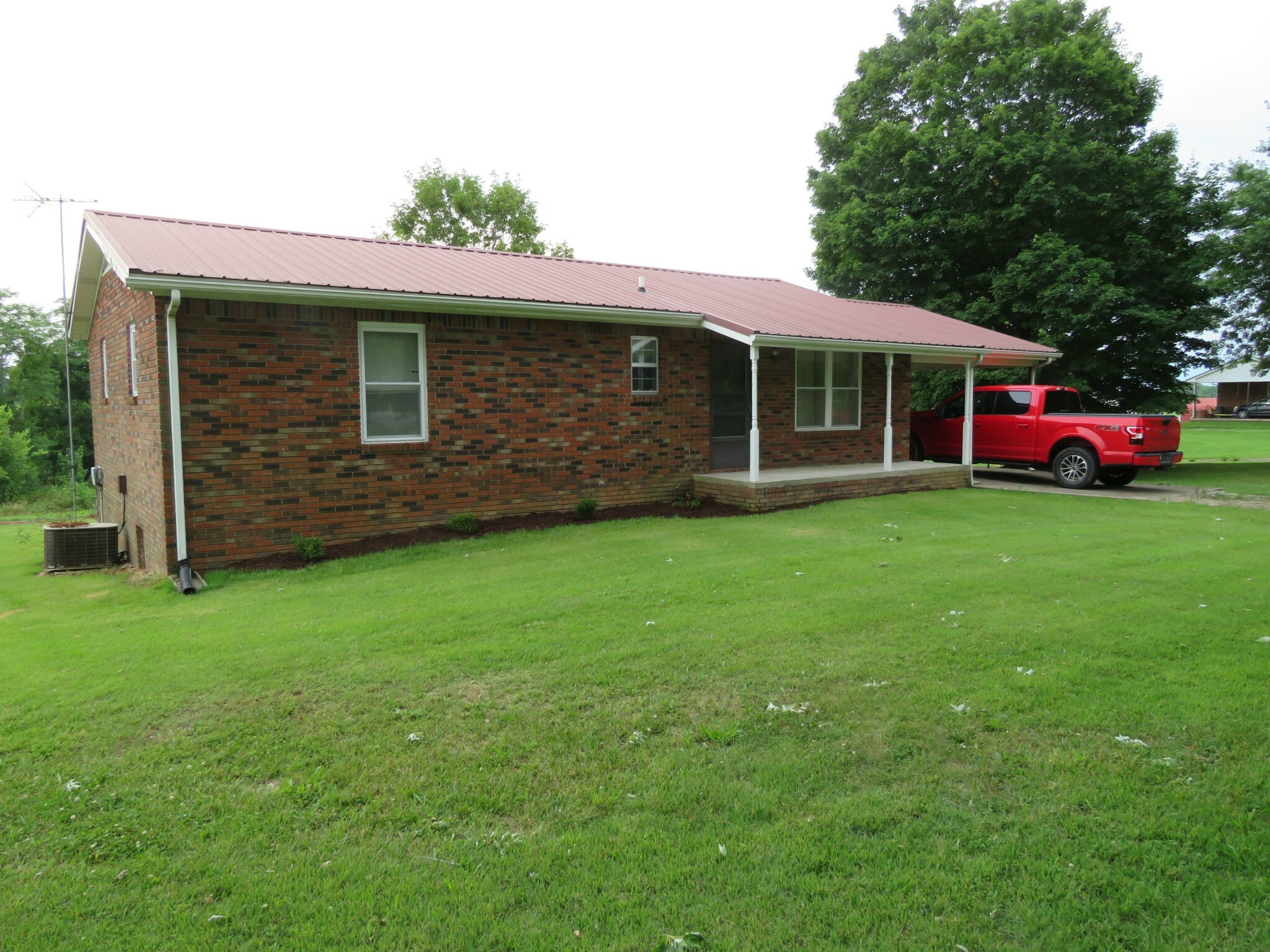 Property Photo: 2976 Highway 31E TN 37022