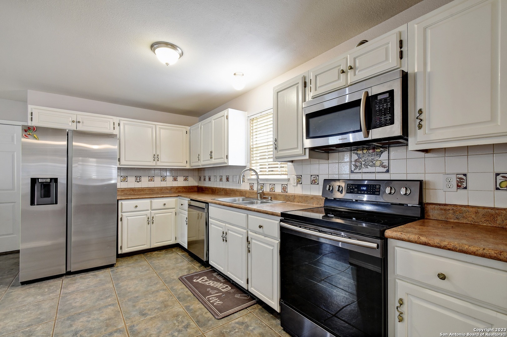 Property Photo: 13802 Fairway Crest TX 78217