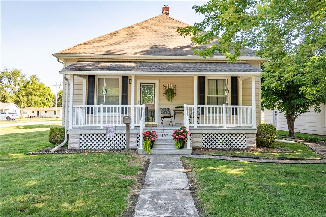 Property Photo:  102 E George Street  IL 61951 