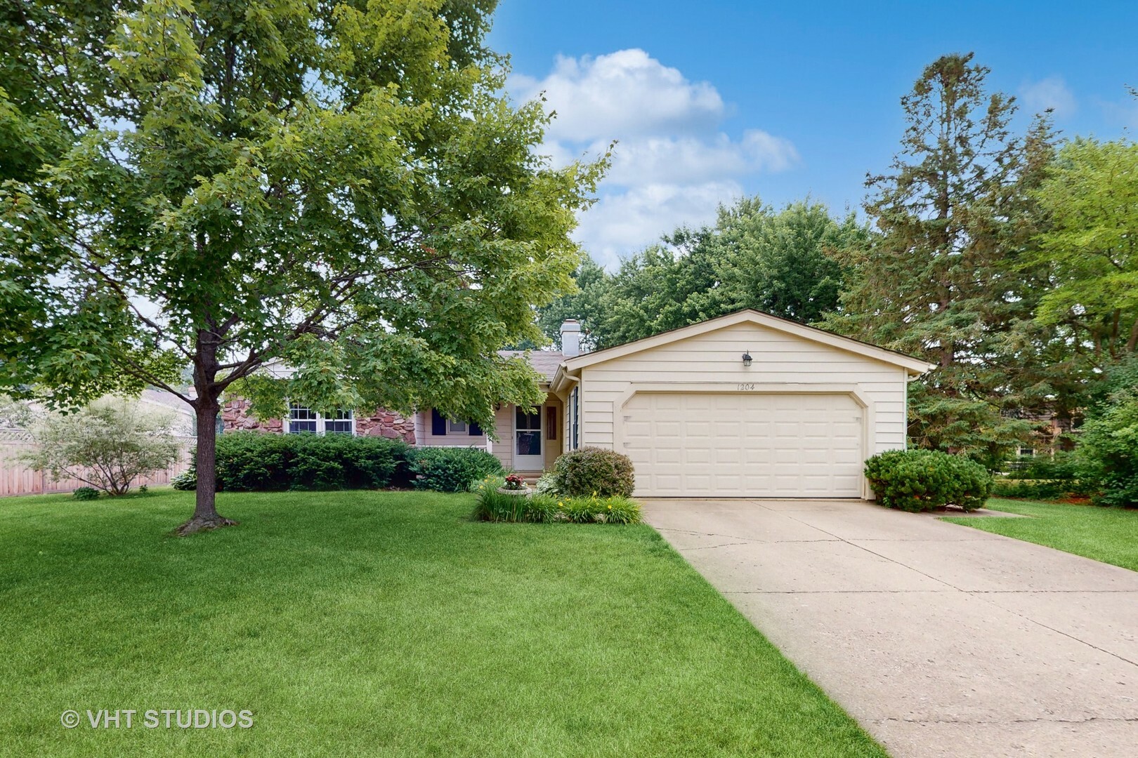 Property Photo:  1204 Greentree Court  IL 60048 