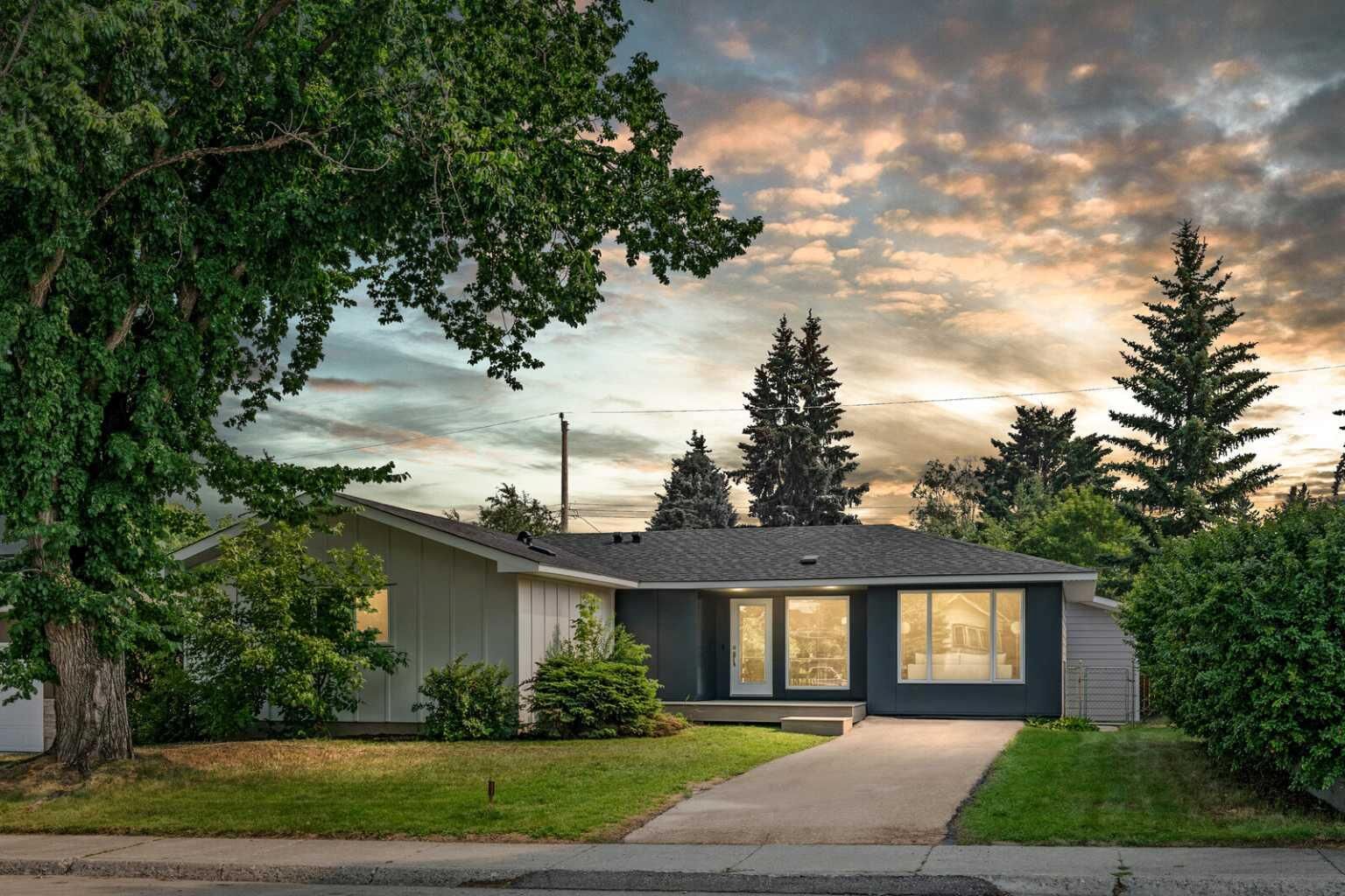 Property Photo: 77 Kirby Place SW AB T2V 2K6