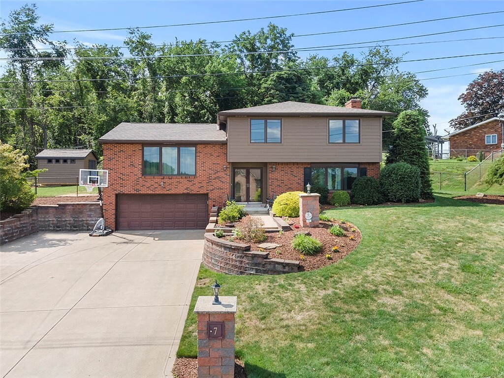 Property Photo:  7 Eastvue Dr  PA 15239 