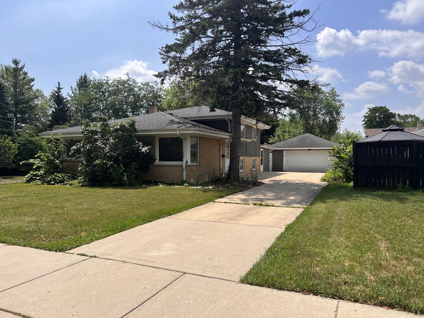 Property Photo:  1127 E Washington Boulevard  IL 60148 