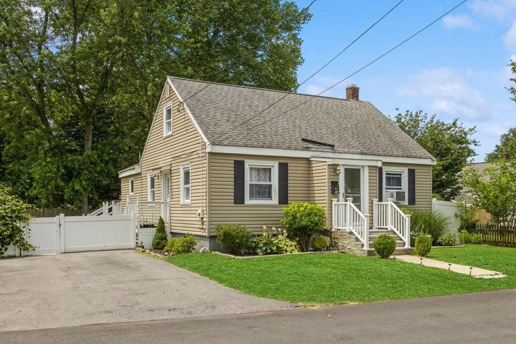 Property Photo:  10 Ellen Rd  MA 01801 