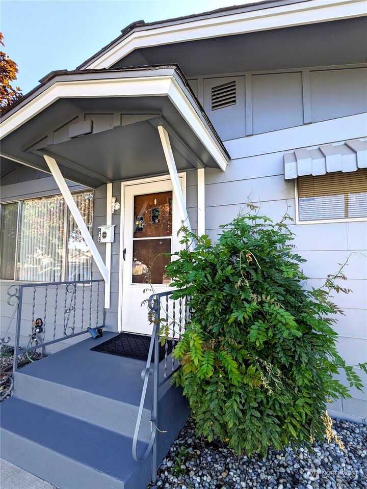 Property Photo:  819 S Monroe Street  WA 98801 