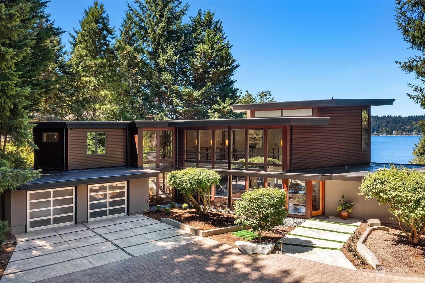 Property Photo:  1811 E Lake Sammamish Parkway SE  WA 98075 