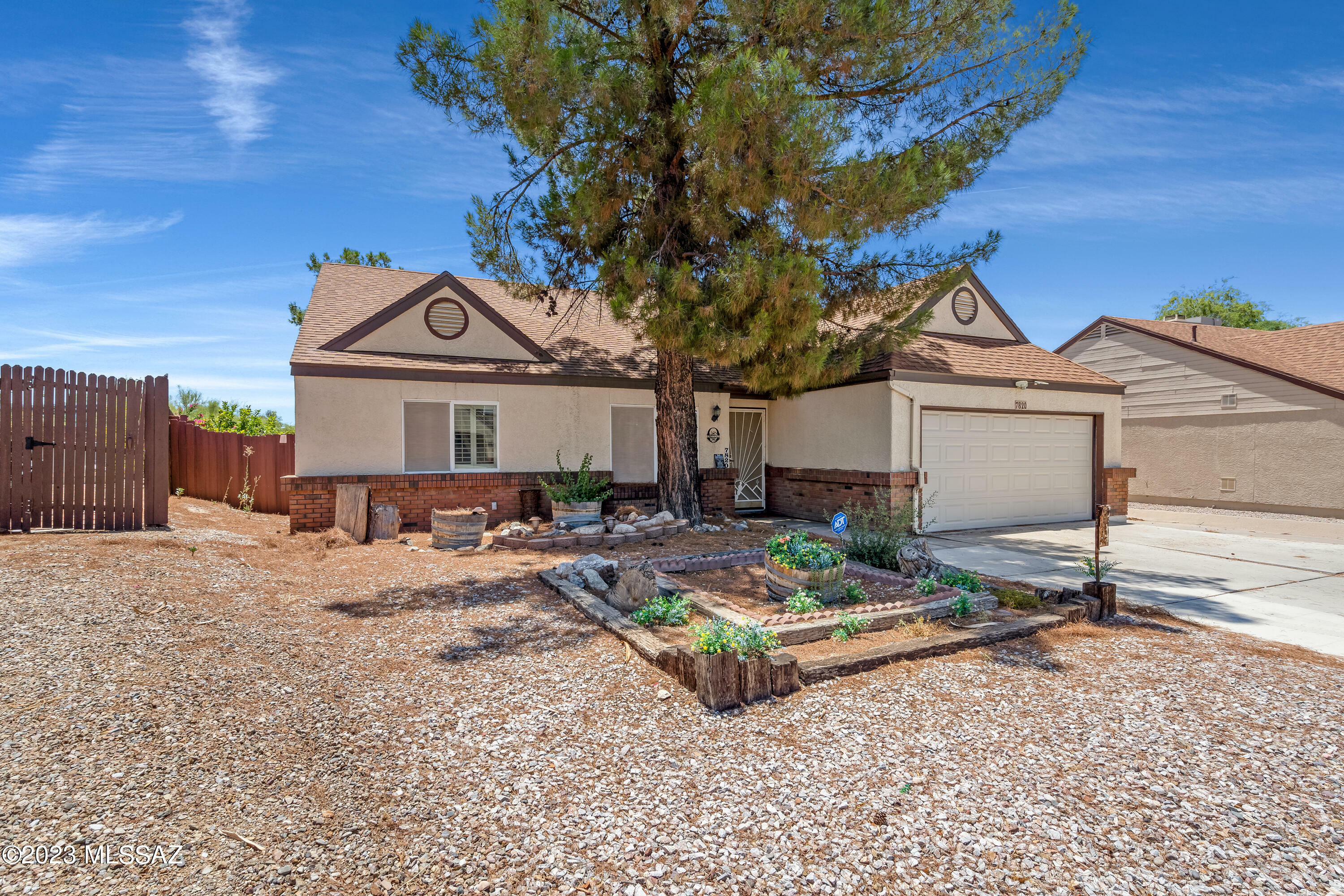 Property Photo:  7820 N Roundstone Drive  AZ 85741 