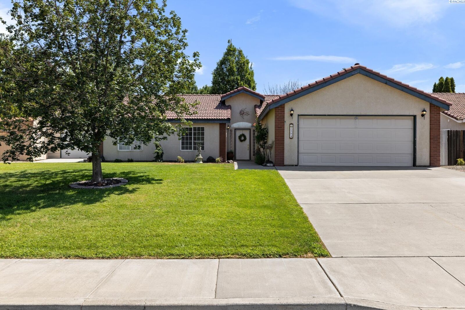 Property Photo: 2504 Royal Palm Ave WA 99353