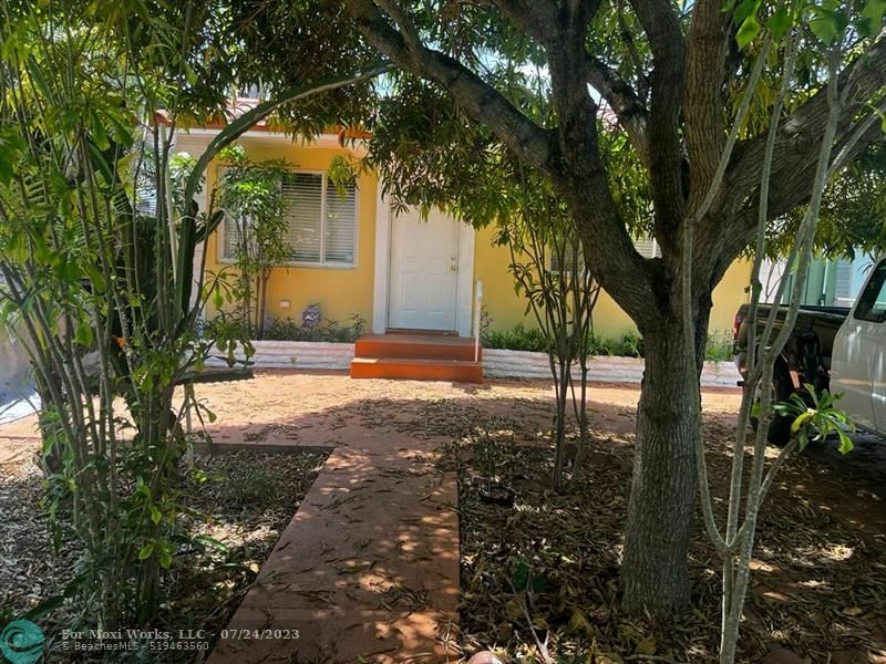 Property Photo:  1930 Pierce St  FL 33020 