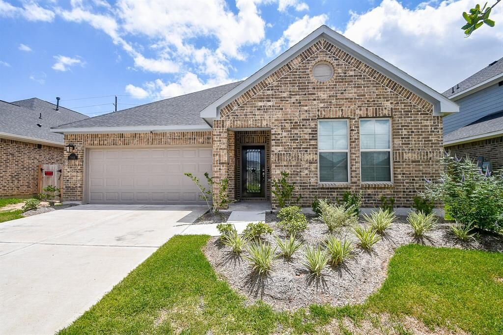 Property Photo: 7915 Royal Palm Drive TX 77441