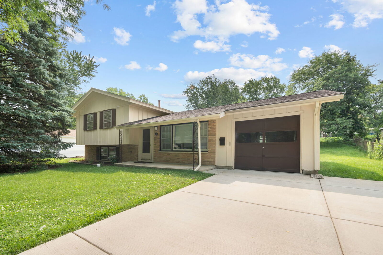 Property Photo:  1323 Cabot Lane  IL 60193 