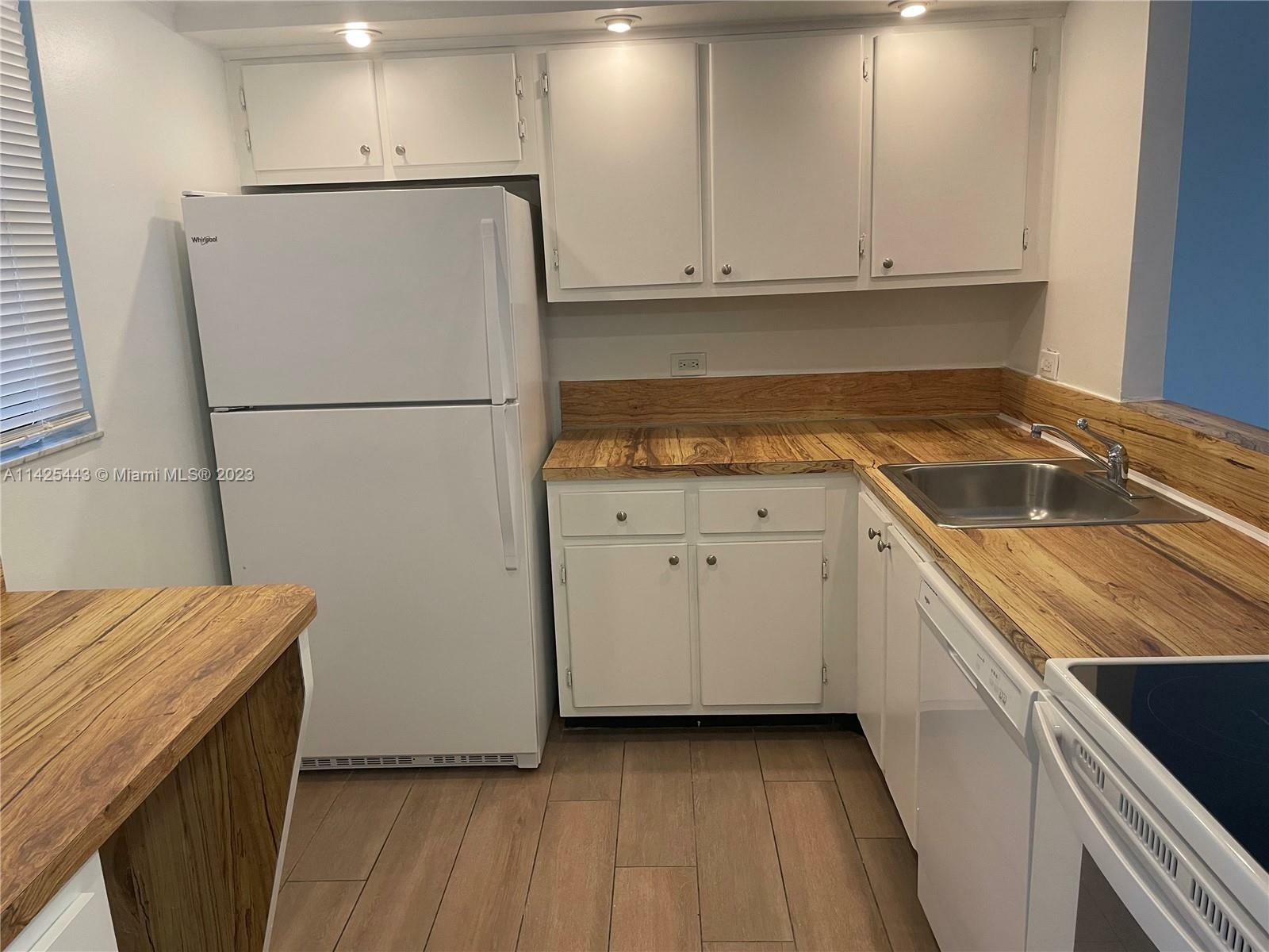 Property Photo: 10425 SW 112th Ave 208 FL 33176
