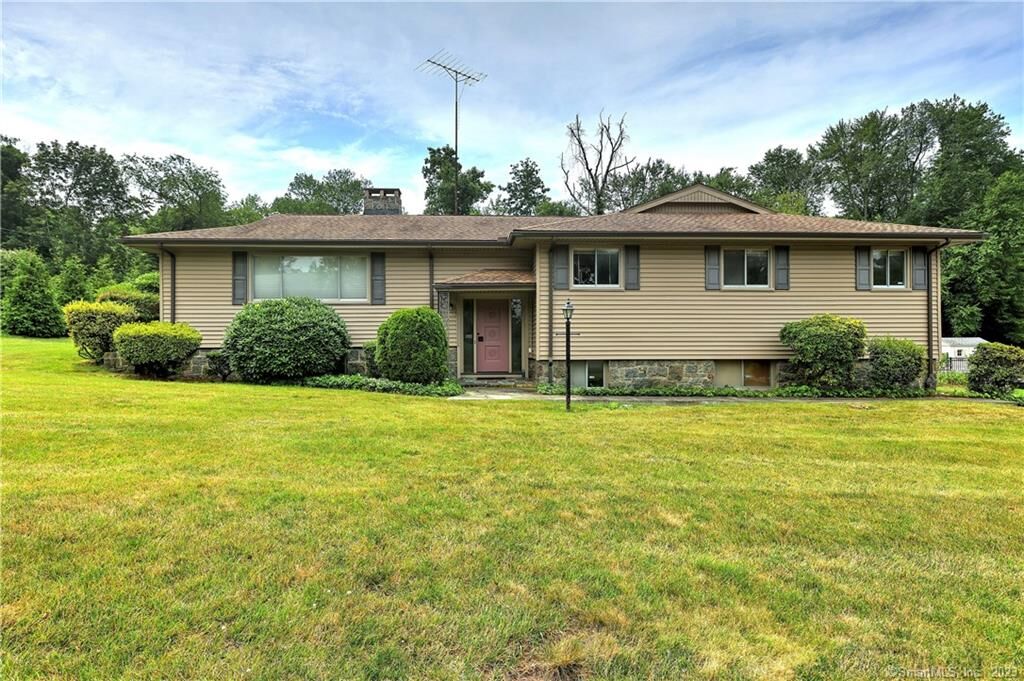 Property Photo:  255 Oak Ridge Road  CT 06614 