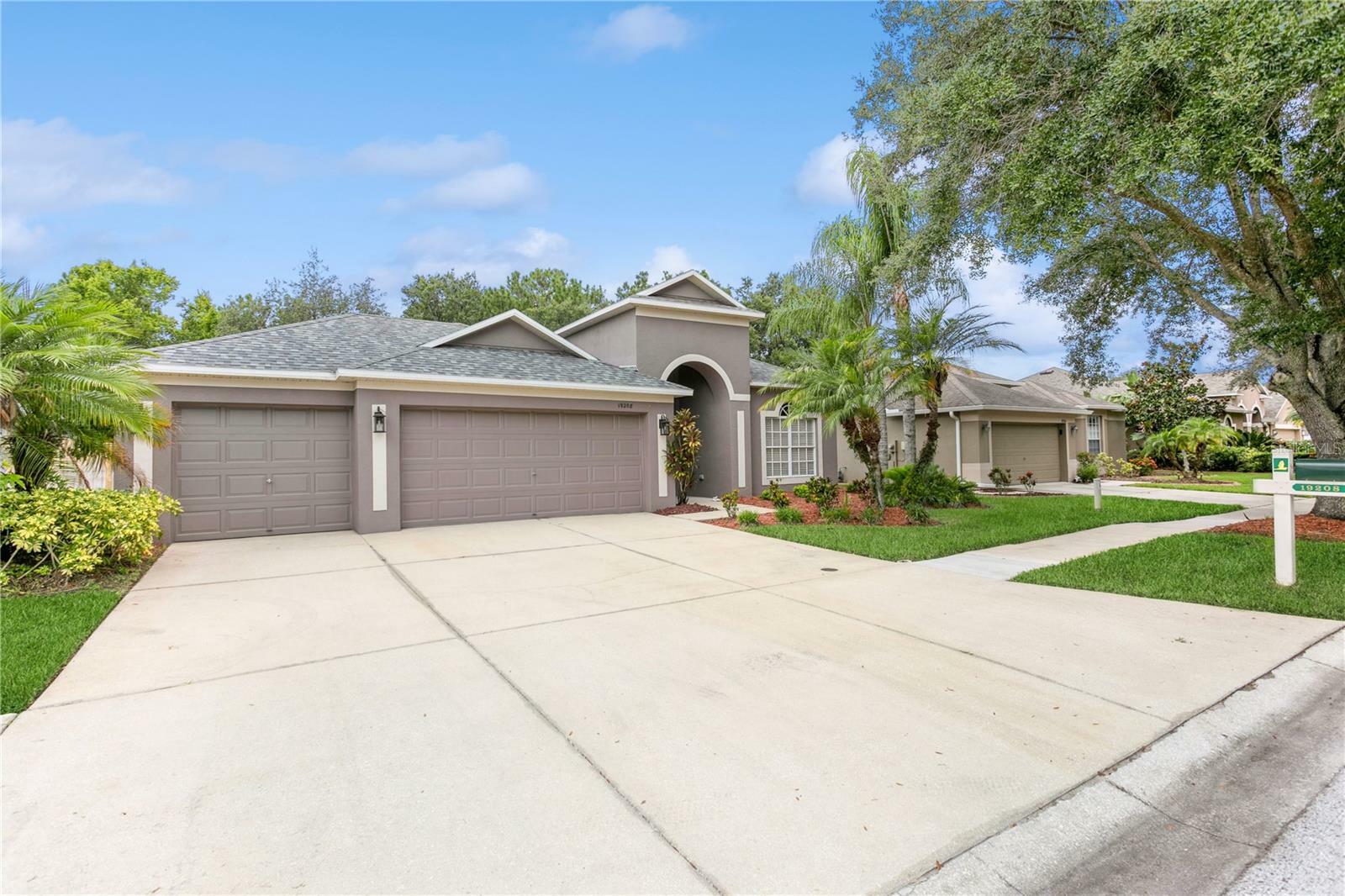 Property Photo:  19208 Meadow Pine Drive  FL 33647 