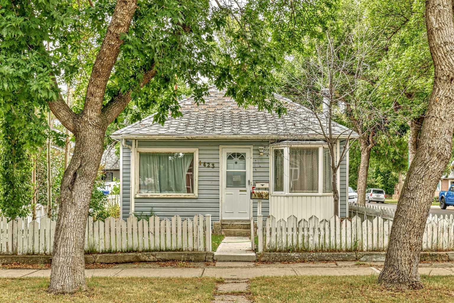 Property Photo: 1423 3 Avenue N AB T1H 0J2