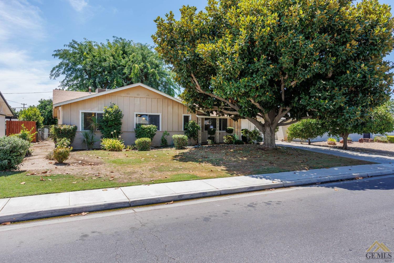 Property Photo:  5905 Bel Aire Way  CA 93309 