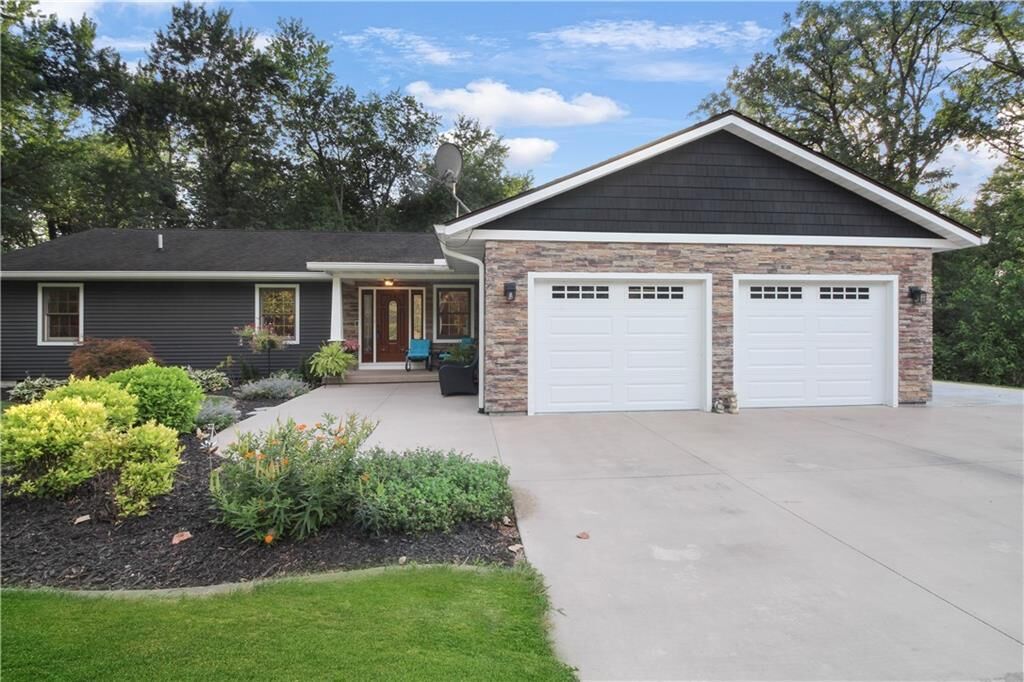 Property Photo:  100 Hawthorne Drive   61956 