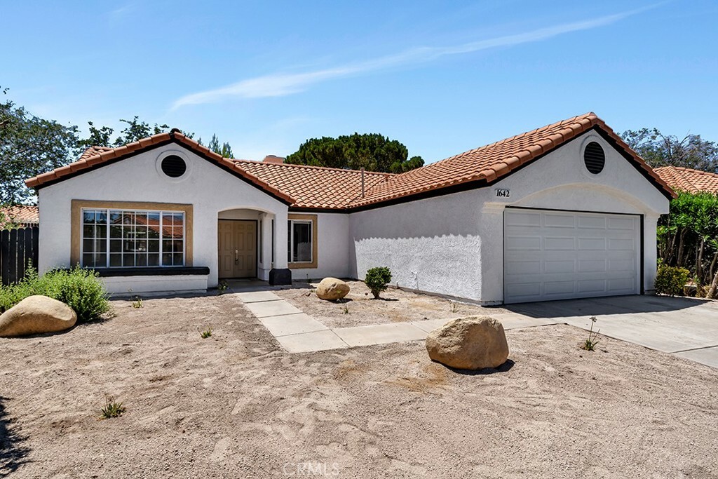 Property Photo:  1642 Coventry Place  CA 93551 