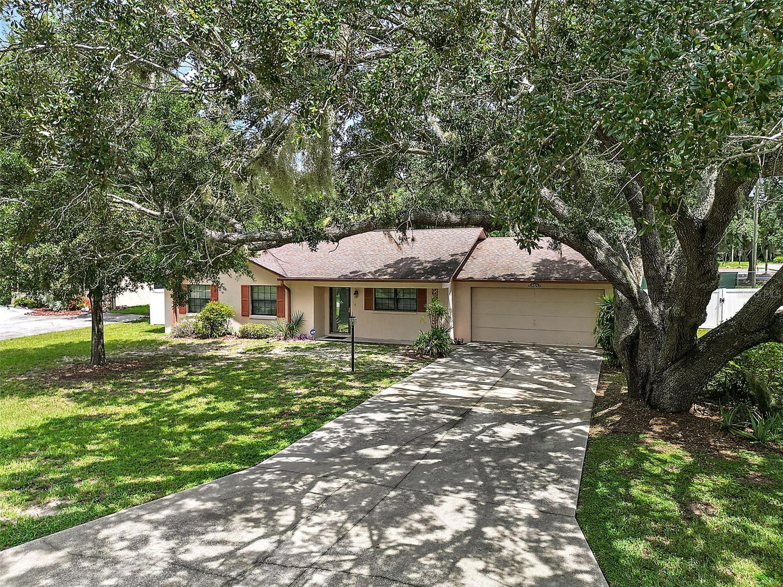 Property Photo: 13701 Devenshire Court FL 32735