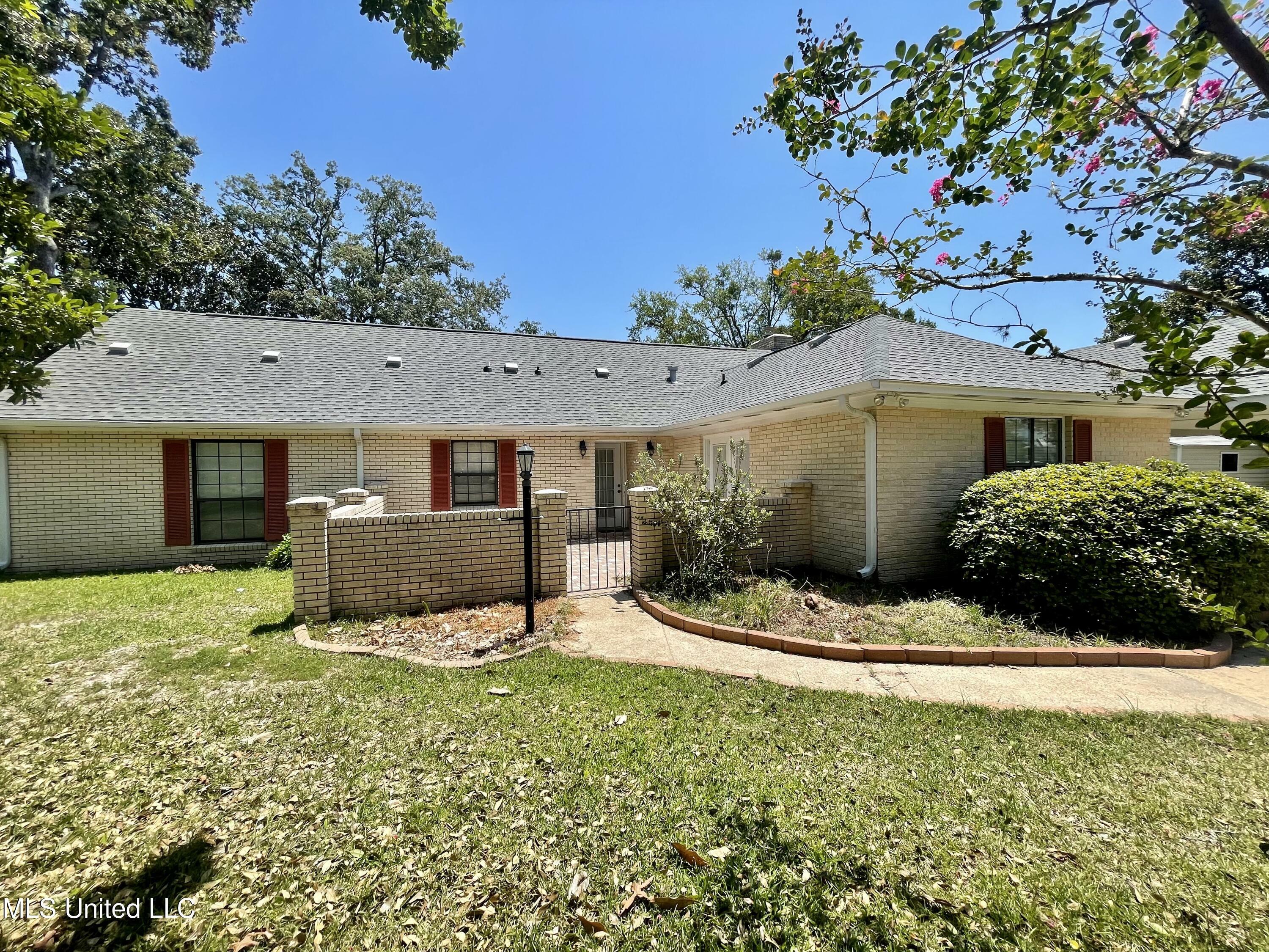 Property Photo:  1509 Oak Leaf Circle  MS 39553 