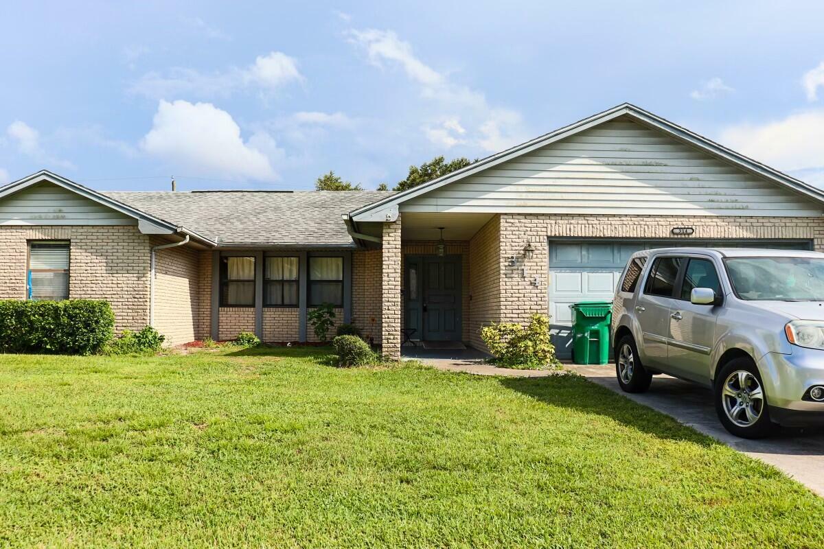 Property Photo:  314 SE Thornhill Drive  FL 34983 